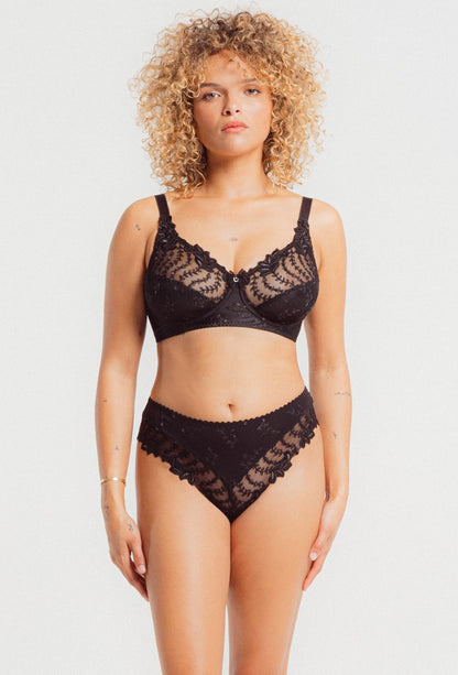 The signature Brazilian shorty from the Lys Royal collection features delicate garlands of leaves along the leg-lines, paired with a sheer tulle fabric that adds a hint of allure to any look.