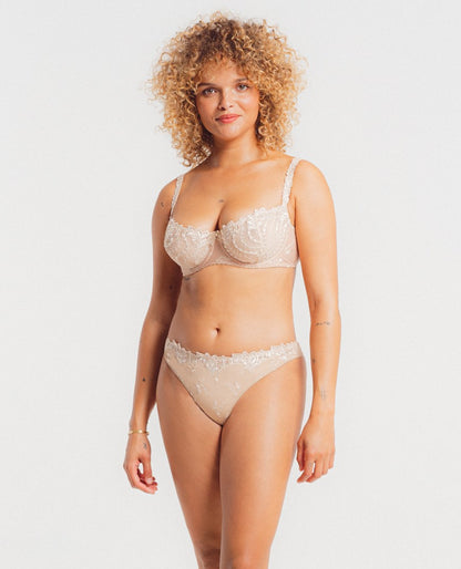 The Louisa Bracq thong from the Lys Royal line is adorned with garlands of small tone-on-tone leaves at the front, and is elevated with a generous floral pattern for a touch of added allure.