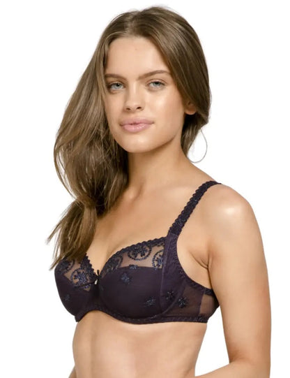 The full cup Louisa Bracq bra from the Chantilly line is distinguished by its chic, refined geometric edges that emphasizes the iridescent medallions.