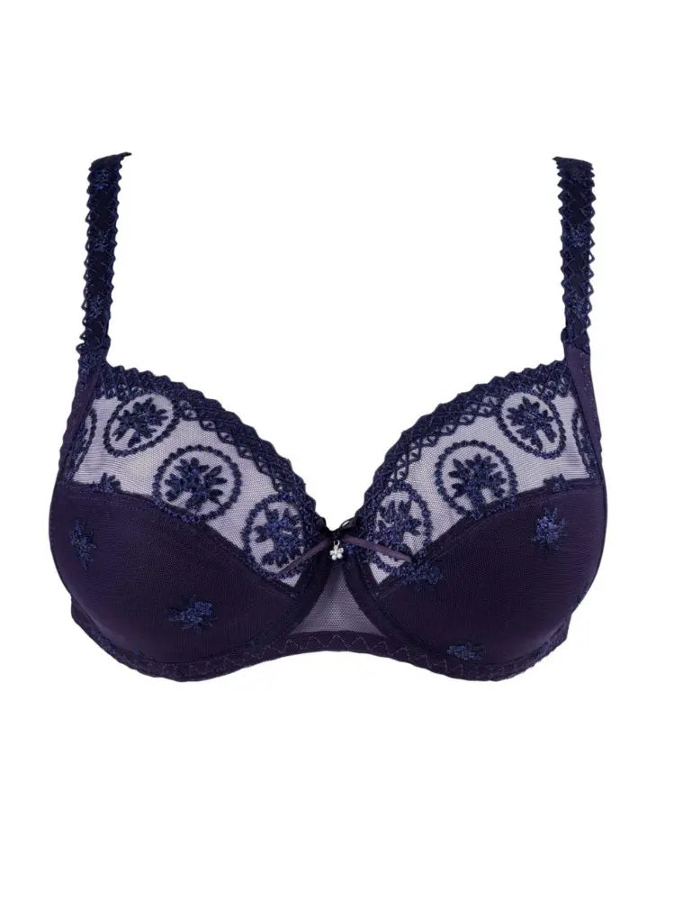 The full cup Louisa Bracq bra from the Chantilly line is distinguished by its chic, refined geometric edges that emphasizes the iridescent medallions.