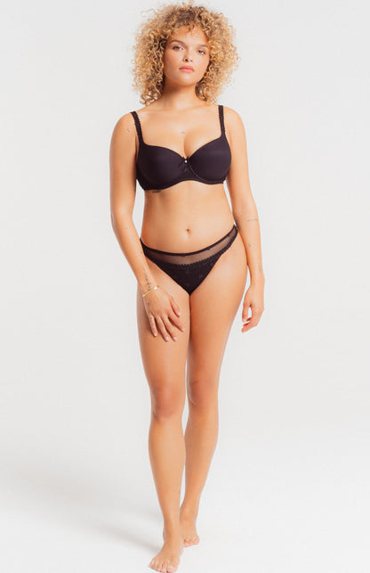 The Chantilly line by Louisa Bracq thong features a geometric border-line complemented by shimmering iridescent medallions, providing a sophisticated and refined air. 