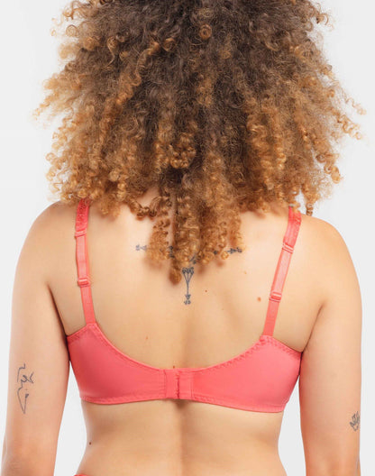 This piece from the Série range of Louisa Bracq features a fusion of geometric embroidery and semi-transparent tulle, which subtly showcases the wearer's skin for an alluring and stylish appearance. Its lightweight, soft and silky fabric ensure an ideal and comfortable fit for any size.