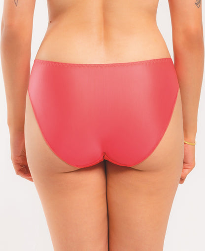 This brief from the Série line of Louisa Bracq includes an eye-catching combination of embroidery and semi-transparent tulle, offering an aesthetically pleasing and stylish look. Its lightweight, smooth and luxurious fabric ensures an optimal, comfortable fit for all sizes.