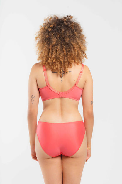 This brief from the Série line of Louisa Bracq includes an eye-catching combination of embroidery and semi-transparent tulle, offering an aesthetically pleasing and stylish look. Its lightweight, smooth and luxurious fabric ensures an optimal, comfortable fit for all sizes.