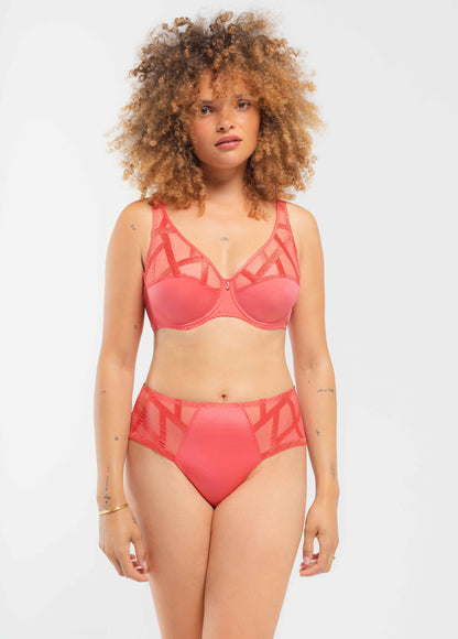 This piece from the Série range of Louisa Bracq features a fusion of geometric embroidery and semi-transparent tulle, which subtly showcases the wearer's skin for an alluring and stylish appearance. Its lightweight, soft and silky fabric ensure an ideal and comfortable fit for any size.