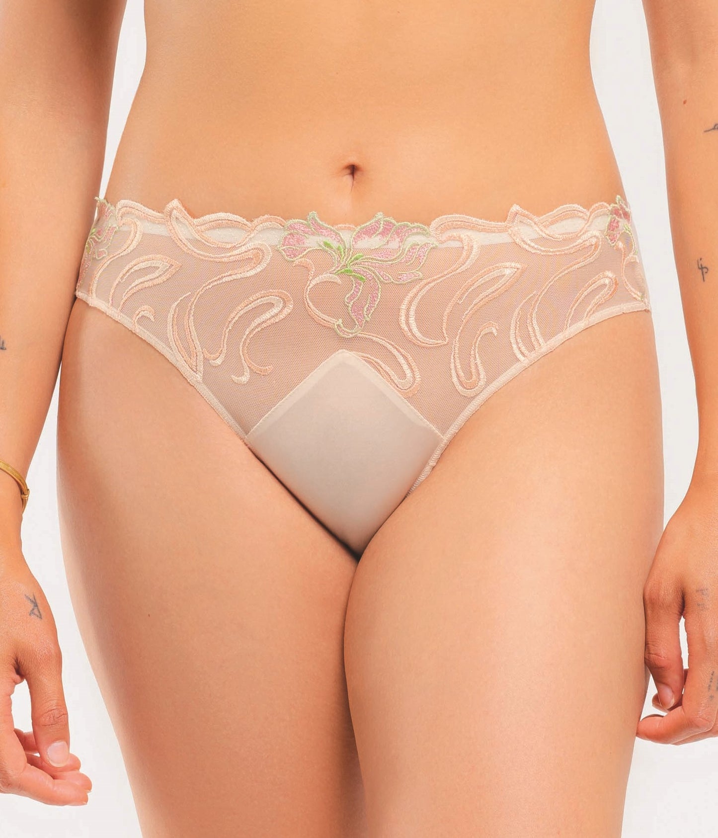 The Horta line's brief paties is inspired by the varied architecture of Victor Horta, a renowned Belgian architect renowned for his involvement in the Art Nouveau movement in Belgium.